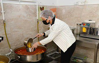 Safranbolu Belediyesi ihtiyaç sahiplerine her gün sıcak yemek ulaştırıyor