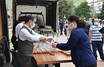 Samsun'da esnaftan vatandaşlara pide ve tatlı ikramı