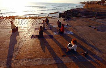 Samsun'da salgının etkisinden kurtulmak isteyen kadınlar Karadeniz kıyısında yoga yaparak güne başlıyor