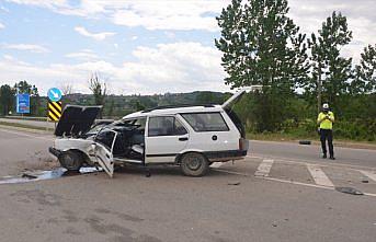 Sinop'ta iki otomobil çarpıştı: 3 yaralı