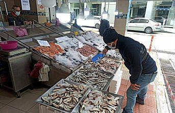 Sinop’ta kısıtlama günlerinde balık tezgahları boş kalmıyor