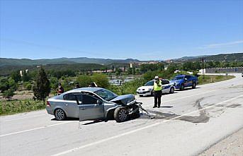 Sinop'ta otomobil devrildi: 2 yaralı