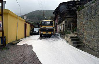 Torul'da cadde ve sokaklar köpüklü suyla yıkandı