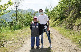 Trabzonspor'un kaptanı Uğurcan Çakır'dan, 83 yaşındaki taraftara sürpriz ziyaret