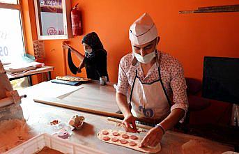 Yemek siparişlerini baba yadigarı traktörle müşterilere ulaştırıyorlar