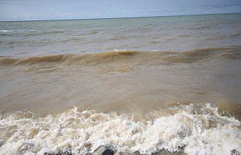 Akçakoca'da yağış sonrası oluşan çamurlu su denizin rengini değiştirdi
