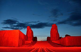 Alacahöyük Antik Kenti, Kızılay'ın kırmızı rengiyle ışıklandırıldı