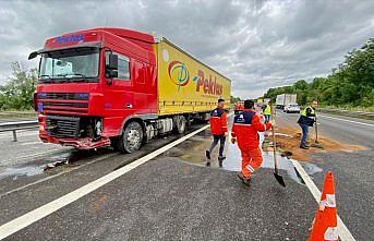 Anadolu Otoyolu'nda kaza yaparak ters yöne geçen tır araçlara çarpmadan durdu