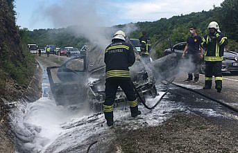 Bartın'da seyir halindeyken alev alan otomobil kullanılamaz hale geldi