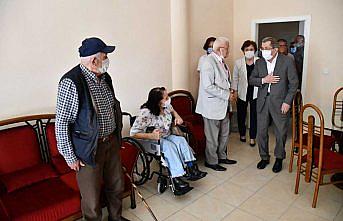 Belediye Başkan Vergili, yaşlı bakım ve dinlenme merkezindeki yaşlıları ziyaret etti