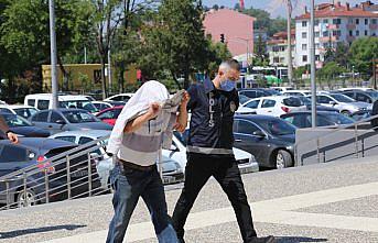 Bolu'da marketten hırsızlık güvenlik kamerasında