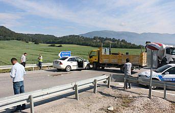 Bolu'da otomobil ile kamyon çarpıştı: 4 yaralı