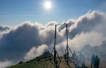 Bulutların üzerindeki Huser Yaylası gözleri kamaştırıyor