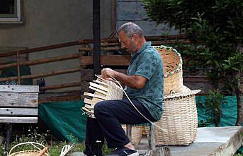 Çocukluğunda öğrendiği sepet örücülüğünü emekliliğinde gelir kapısına dönüştürdü
