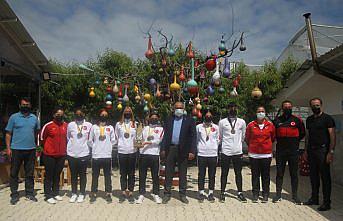 Dünya şampiyonu para atletler, çilek toplayarak stres attı