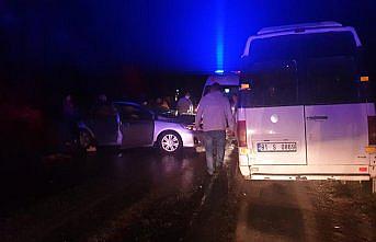 Düzce'de işçi servis aracı ile otomobilin çarpıştığı kazada çok sayıda kişi yaralandı