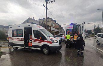 Düzce'de minibüs ile otomobil çarpıştı: 3 yaralı