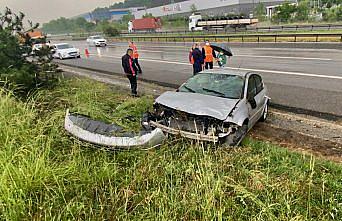 Düzce'de yağış nedeniyle yoldan çıkan otomobil ağaçlara çarptı: 2 yaralı