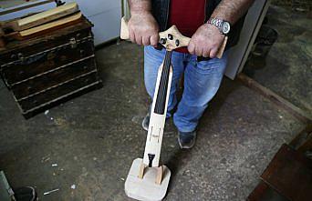 Giresunlu Temel ustanın farklı figürlerdeki kemençeleri ilgi çekiyor