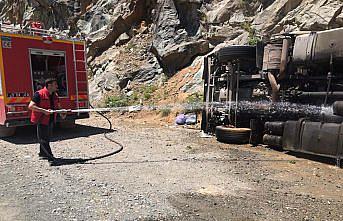 Gümüşhane'de devrilen tırın şoförü ağır yaralandı