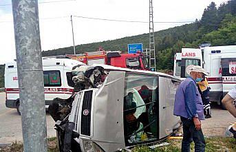 Karabük'te hafif ticari araç devrildi: 2 yaralı