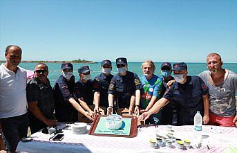 Plaj işletmecileri, Sahil Güvenliğin 39. yaşını sahte ihbarla çağırdıkları kurum personeline sürpriz yaparak kutladı