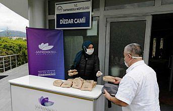 Safranbolu'da cuma namazı sonrası simit ikramı