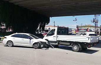 Samsun'da kamyonet ile otomobil çarpıştı: 2 yaralı