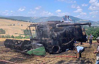 Samsun'da tarlada çalışan biçerdöver yanarak kullanılamaz hale geldi