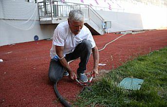 Stat çimlerine 35 yıldır gözü gibi bakıyor