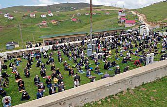 Üstü açık tarihi camide cuma namazı kılındı