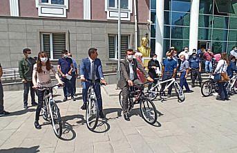 Yeşilyurt'ta yarışmalarda dereceye giren öğrencilere scooter ve bisiklet verildi