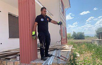 Amasya'da binaya giren yılan itfaiye ekiplerince yakalanarak doğaya bırakıldı