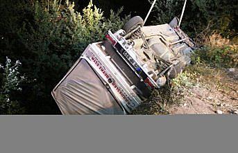 Amasya'da hafif ticari araç devrildi: 2 yaralı