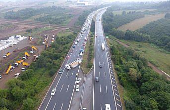 Anadolu Otoyolu'nda otomobille çarpışan tır devrildi: 1 yaralı