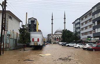 Arhavi'de derenin taşması sonucu çok sayıda araç suya sürüklendi, ev ve iş yerlerini su bastı