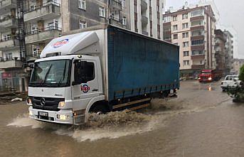 Arhavi'de sağanağın ardından iki mahalleyi su bastı