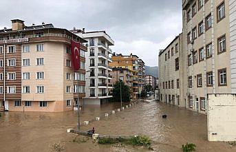 Artvin'de derenin taşması sonucu bazı ev ve iş yerlerini su bastı