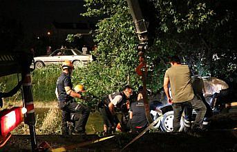 Bolu'da ağaca çarpan otomobilde sıkışan sürücü itfaiye ekibince kurtarıldı