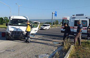 Bolu'da minibüs ile otomobil çarpıştı: 8 yaralı