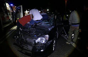 Bolu'da otomobil traktör römorkuna çarptı: 2 yaralı