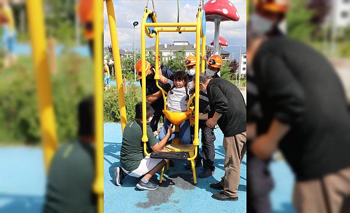 Bolu'da parktaki salıncağa sıkışan Katarlı çocuğu itfaiye kurtardı