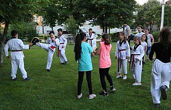Bolu'da tekvandocu çocuklar antrenmanlarını parkta yapıyor