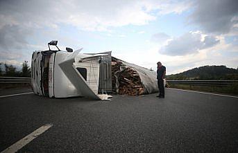 GÜNCELLEME - Anadolu Otoyolu'nda otomobille çarpışan tır devrildi: 1 yaralı