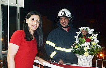 İtfaiye görevlisi, itfaiye aracının merdiveniyle çıktığı balkonda nişanlısına evlilik teklifi yaptı