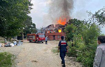 Karabük'te evlerinde yangın çıkan çift son anda kurtuldu