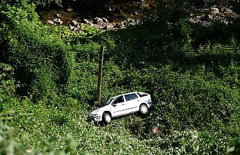 Kastamonu'da çaya devrilen otomobiln sürücüsü yaralandı