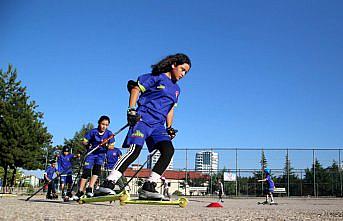 Kastamonulu kayakçılar asfaltta antrenman yapıyor
