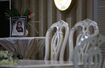 Kovid-19'dan kaybettiği eşinin anısını, oğlunun nikahında fotoğrafıyla yaşattı