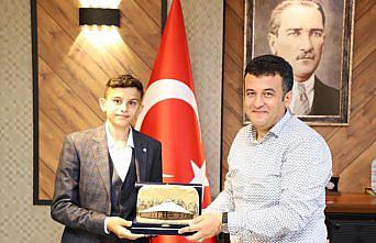 Kur'an okuma yarışmasında Türkiye birincisi olan lise öğrencisi ödüllendirildi